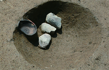 石手村前遺跡3次調査_墓から出土したコネ鉢(北西から)